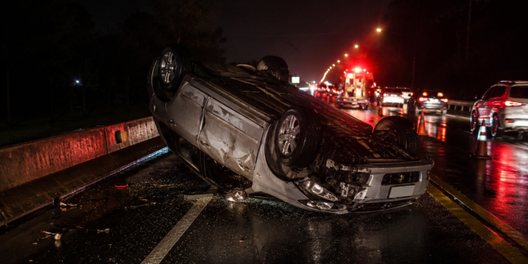 Carro capota na Rodovia Luiz de Queiroz, em Americana; ocorrência mobilizou equipes do DER