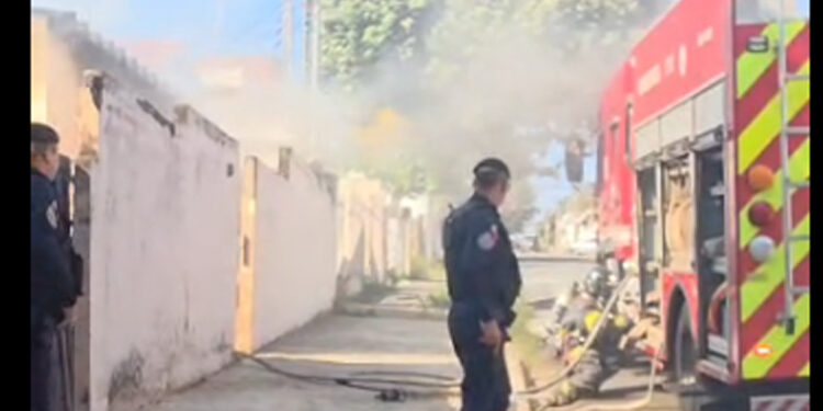 Incêndio destrói móveis e parte do telhado de residência após desentendimento na Vila Jones, em Americana