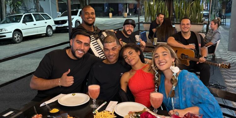 Sofia Brasil emociona o país e leva amor, fé e dignidade através da música para casal morador de rua