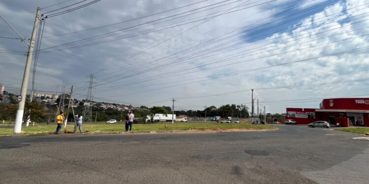 Prefeitura instala semáforos em rotatória da Avenida Europa com a Rua Carioba, em Americana