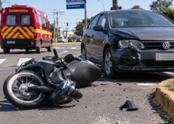 Motociclista fica ferido após colisão na Avenida Santa Bárbara; motorista foge sem prestar socorro