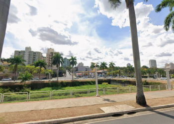 Motorista fica ferido após carro cair em córrego na Avenida Brasil, em Americana