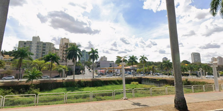 Motorista fica ferido após carro cair em córrego na Avenida Brasil, em Americana