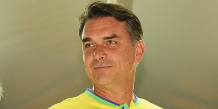 Governo Trump promete vistos a Flávio Bolsonaro e família após saída do Brasil