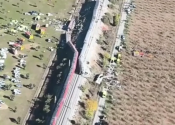 Colisão entre trens de alta velocidade deixa dezenas de mortos na Espanha e interrompe linha ferroviária