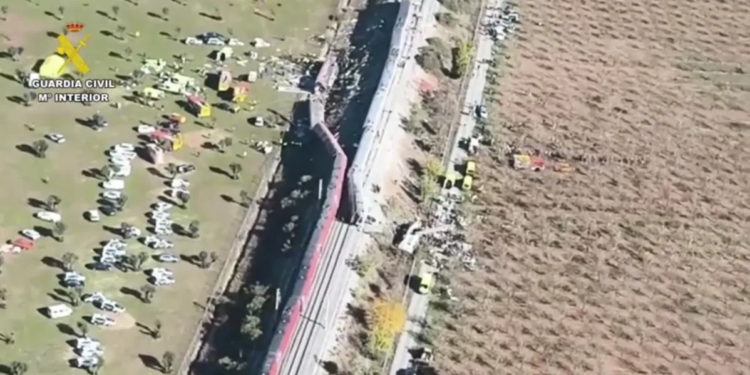 Colisão entre trens de alta velocidade deixa dezenas de mortos na Espanha e interrompe linha ferroviária