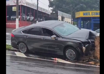 Motorista fica ferido após bater carro contra muro de viaduto no Centro de Americana