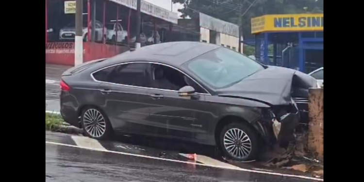 Motorista fica ferido após bater carro contra muro de viaduto no Centro de Americana
