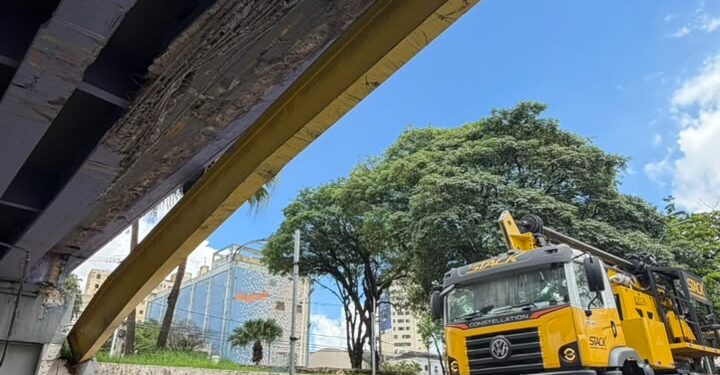 Caminhão bate em Viaduto Amadeu Elias e GAMA interdita acessos no Centro de Americana