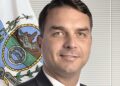 Flávio Bolsonaro teria deixado o Brasil após ordem para entregar passaportes, dizem aliados