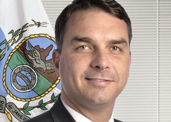 Flávio Bolsonaro teria deixado o Brasil após ordem para entregar passaportes, dizem aliados