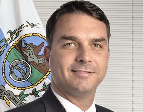 Flávio Bolsonaro teria deixado o Brasil após ordem para entregar passaportes, dizem aliados